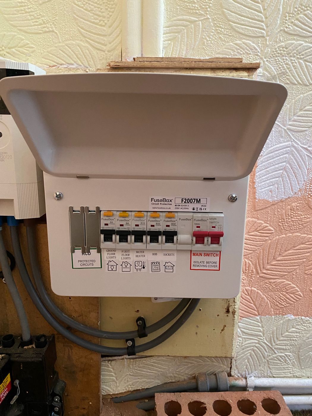 18th Edition consumer unit, fully labelled