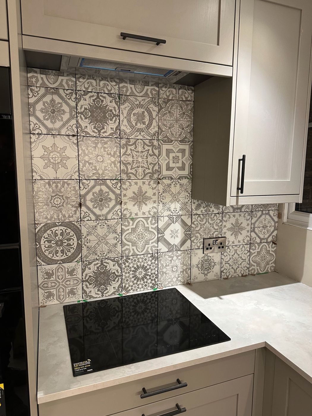 Patterned splashback with concealed under-cabinet light